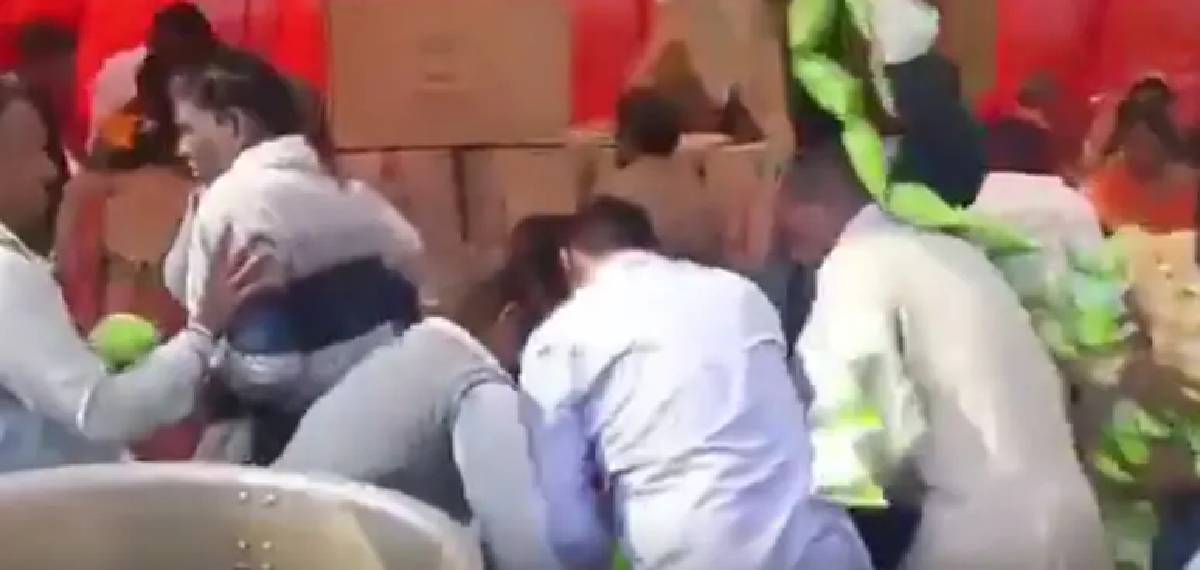 സമൂഹ വിവാഹത്തിനിടെ ചിപ്സിന് വേണ്ടി തിക്കും തിരക്കും, നിരവധി പേർക്ക് പരിക്ക്: വീഡിയോ വൈറൽ