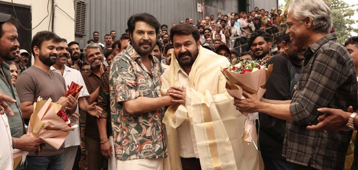 'ഫാൽക്കെ അവാർഡ് നേടിയ പ്രിയപ്പെട്ട ലാലുവിന്', മോഹൻലാലിനെ പൊന്നാട അണിയിച്ച് മമ്മൂട്ടി