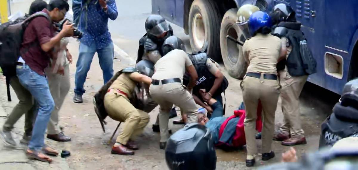 'ക്രൂരമായി അക്രമിച്ചു, വസ്ത്രം വലിച്ചു കീറി, വയറ്റിൽ ലാത്തികൊണ്ട് കുത്തി'; പൊലീസിനെതിരെ ആശമാര്‍