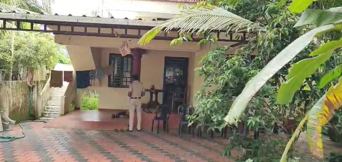 കെ ജെ ഷൈനെതിരായ സൈബർ ആക്രമണം; സി കെ ഗോപാലകൃഷ്ണന്റെ വീട്ടിൽ പൊലീസ് പരിശോധന; മൊബൈൽ ഫോൺ പിടിച്ചെടുത്തു