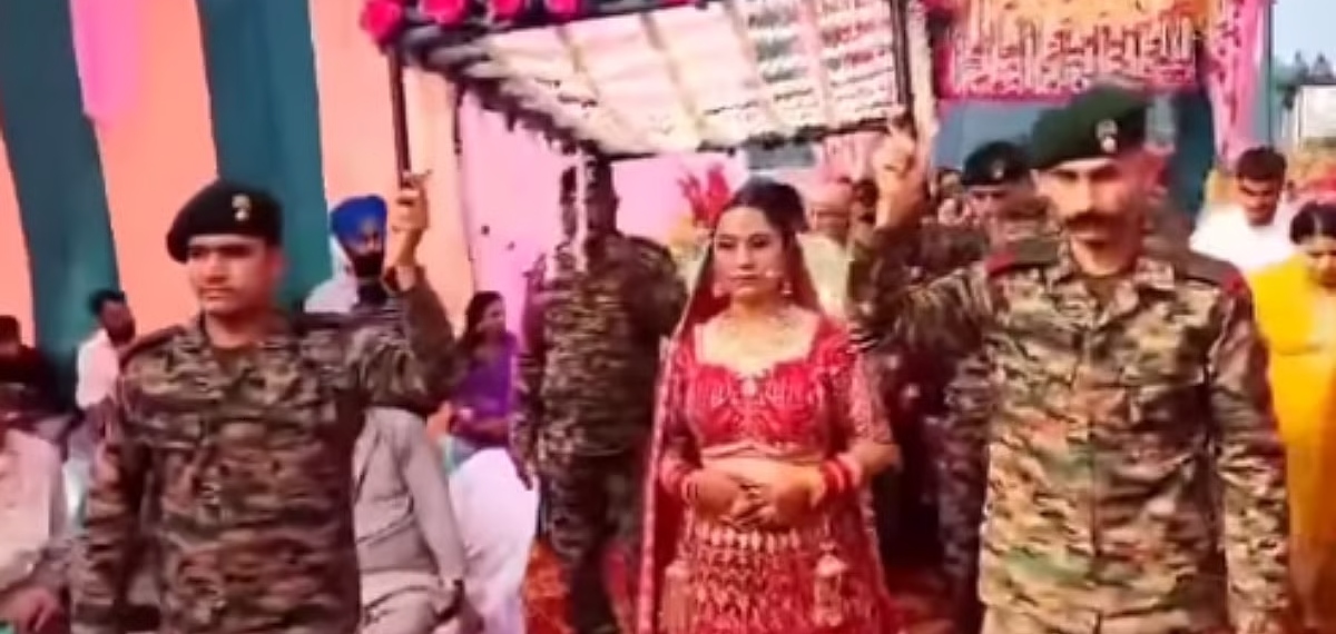 വീരമൃത്യുവരിച്ച സഹോദരന് പകരം ചേർത്ത് പിടിച്ച് സഹപ്രവർത്തകരായ സൈനികര്‍; വിവാഹവേദിയിൽ മനംനിറഞ്ഞ് ആരാധന!