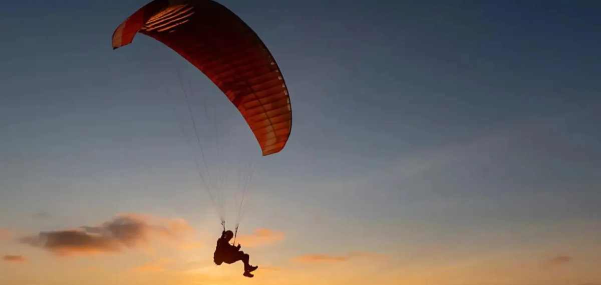 പരീക്ഷക്കെത്താന്‍ വൈകി, പാരാഗ്ലൈഡ് ചെയ്ത് വിദ്യാര്‍ത്ഥി; വൈറലായി വീഡിയോ