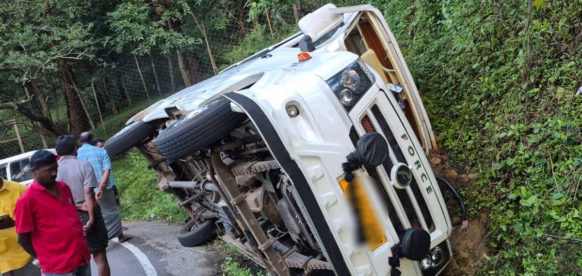 ഇടുക്കിയില്‍ വിനോദസഞ്ചാരികൾ സഞ്ചരിച്ച ട്രാവലര്‍ മറിഞ്ഞ് അപകടം; മൂന്നുപേര്‍ക്ക് ഗുരുതര പരിക്ക്