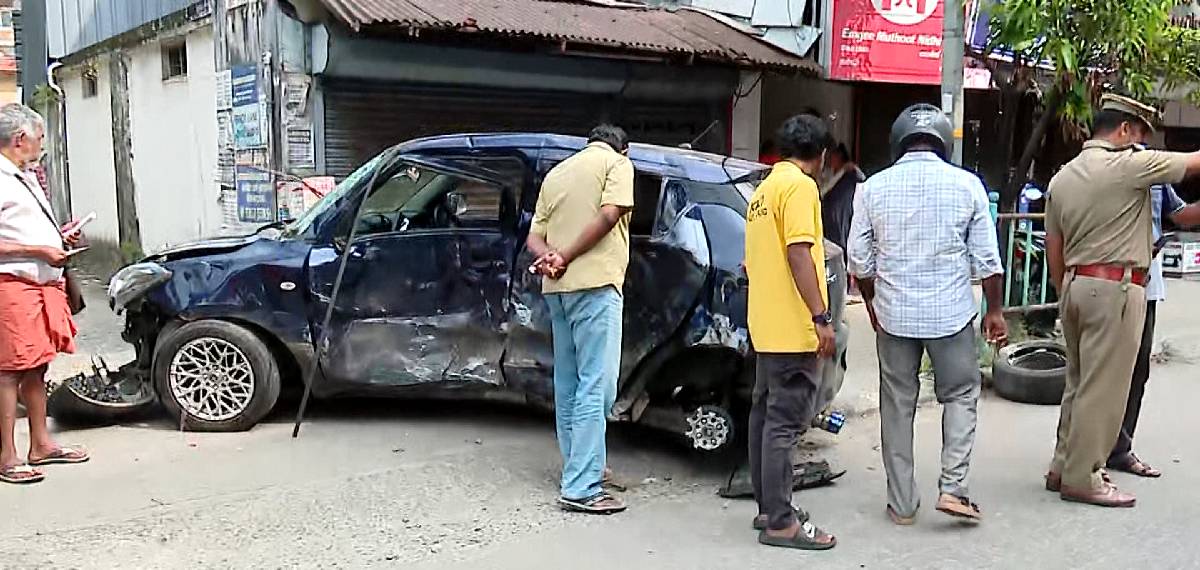 ഇടപള്ളിയില് വാഹനാപകടം; രണ്ട് വിദ്യാര്ത്ഥികള്ക്ക് ദാരുണാന്ത്യം