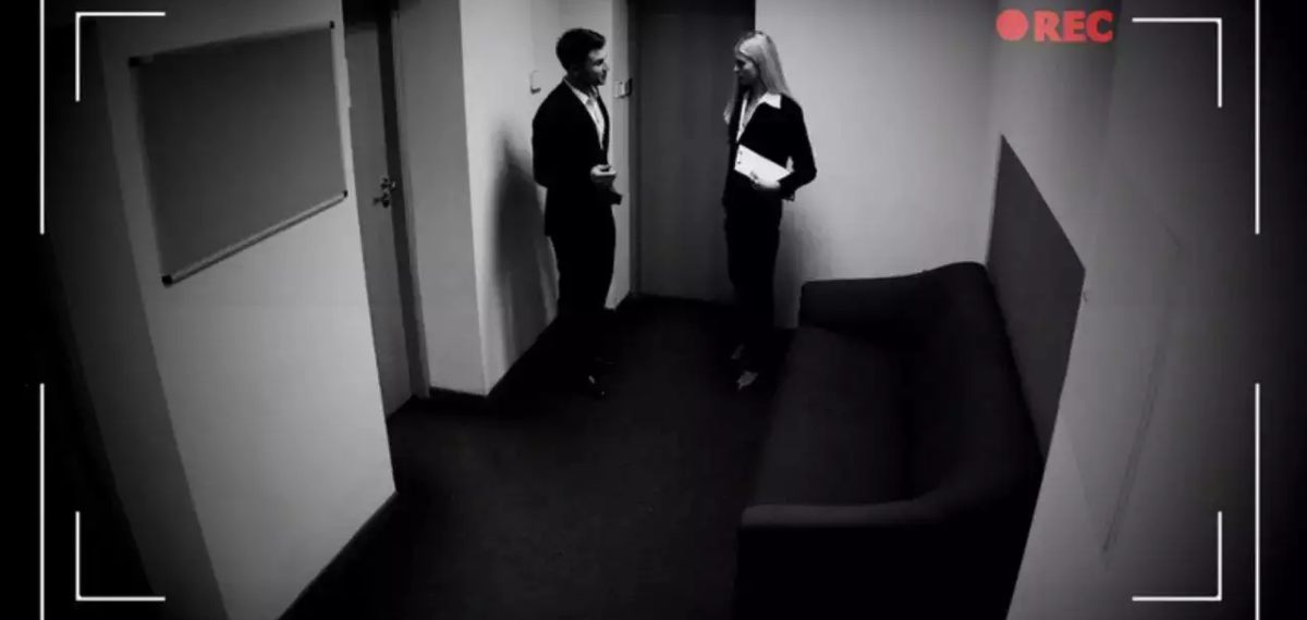 ഹോട്ടൽ മുറിയിൽ ഒളിഞ്ഞിരിക്കുന്ന ക്യാമറകളെ ഇനി പേടിക്കേണ്ട; കണ്ടെത്താൻ ആറ് എളുപ്പവഴികൾ ഇതാ..