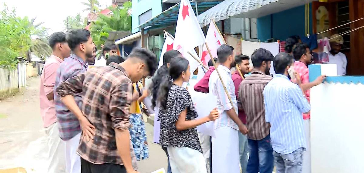 രാഹുൽ മാങ്കൂട്ടത്തിലിനെതിരെ ഗൃഹസന്ദർശന ക്യാമ്പെയിനുമായി ഡിവൈഎഫ്ഐ