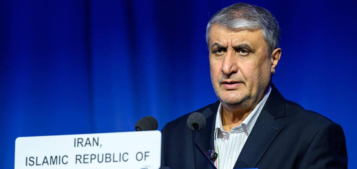 Iranian Vice President and nuclear chief Mohammad Eslami traveled to Moscow to sign a long-delayed deal for Russia to construct eight nuclear reactors in the Middle Eastern country, media reported Monday.