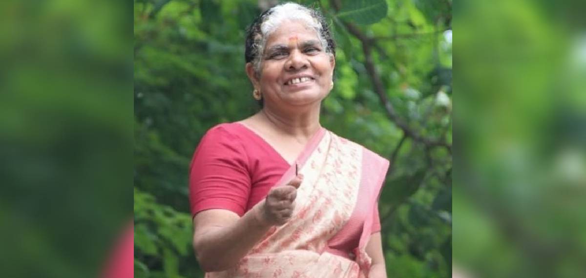 കോഴിക്കോട്  ക്ഷേത്രപരിസരം അടിച്ചുവാരുന്നതിനിടെ മരക്കൊമ്പ് പൊട്ടി തലയില്‍ വീണ് മധ്യവയസ്കയ്ക്ക് ദാരുണാന്ത്യം