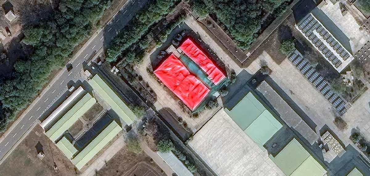 ഓപ്പറേഷന് സിന്ദൂറില് ഇന്ത്യ തകര്ത്ത എയര്ബേസ് കെട്ടിടം ചുവന്ന ഭീമന് ടാര്പോളിന് കൊണ്ട് മറച്ച് പാകിസ്താന്