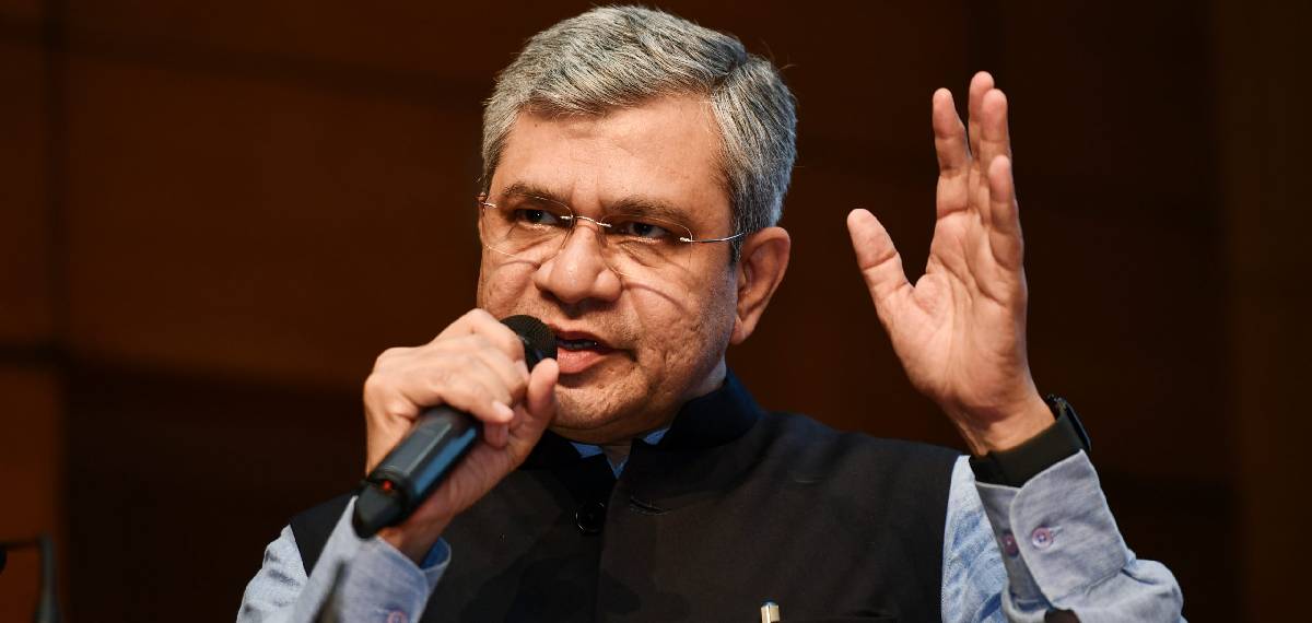 അടിമുടി ഇന്ത്യൻ ! പൂർണമായും ഇന്ത്യയിൽ നിർമിച്ച സ്മാർട്ട് ഫോണുകൾ വരും; പദ്ധതിയുടെ വിശദമായ രൂപരേഖ ഉടൻ