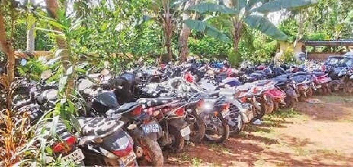 വാഹനം ഈടായിവാങ്ങി പണംപലിശയ്ക്ക് നൽകി,തിരുവനന്തപുരത്ത് വീട്ടുവളപ്പിൽ സൂക്ഷിച്ചത് 47 ഇരുചക്ര വാഹനങ്ങൾ,കേസെടുത്തു