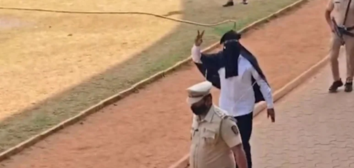 ജയിലിലുള്ള ഗുണ്ടാനേതാവ് സ്ഥാനാർഥി; കൈവീശി, സ്വയം മുദ്രാവാക്യം വിളിച്ച് പത്രികാസമർപ്പണം,സംഭവം പൂനെയിൽ