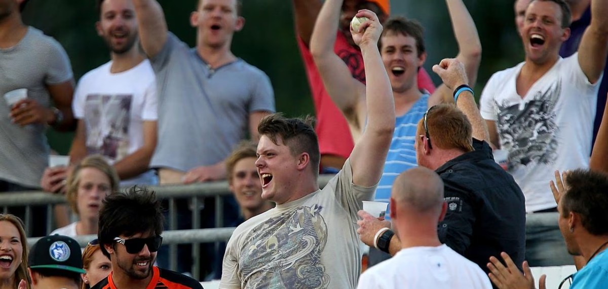 ഗ്യാലറിയിലെത്തുന്ന പന്തിനായി ആരാധകർക്ക് അവകാശം ഉന്നയിക്കാം; ബിഗ് ബാഷ് ലീഗിൽ പുതിയ നിയമം