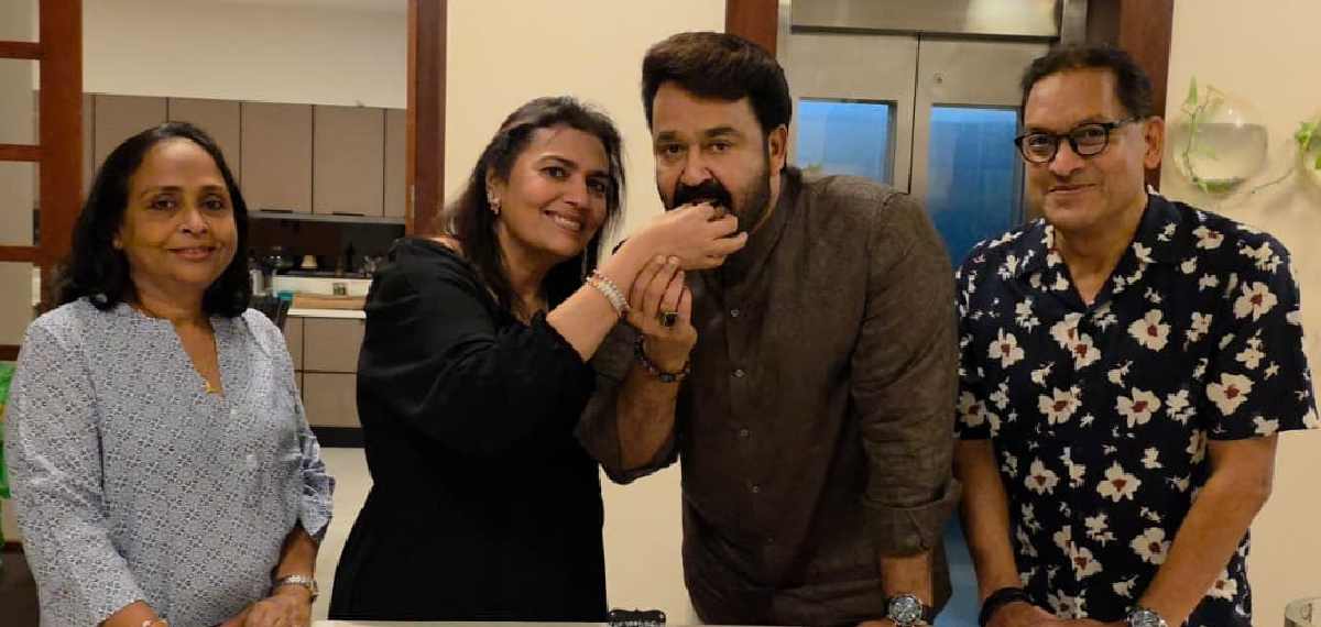 മനം നിറഞ്ഞ് മധുരം നുണഞ്ഞ് മോഹന്‍ലാല്‍; അവാര്‍ഡ് പ്രഖ്യാപനം കേക്ക് മുറിച്ച് ആഘോഷിച്ച് മോഹന്‍ലാലും സുചിത്രയും