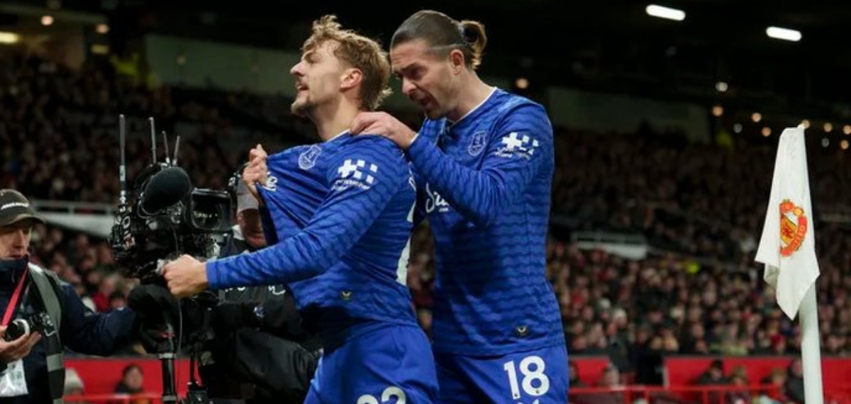 പത്ത് പേരായി ചുരുങ്ങിയിട്ടും പോരാടി; ഓൾഡ് ട്രാഫോർഡിൽ വന്ന് യുണൈറ്റഡിനെ തീർത്ത് എവർട്ടൺ