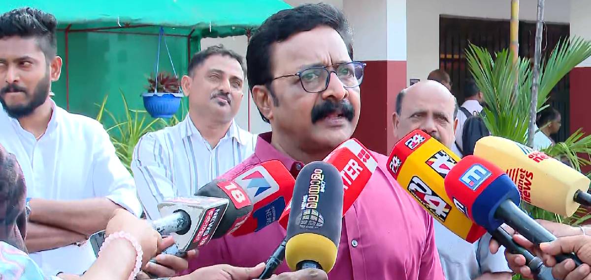 'കുറ്റവാളി അല്ലാതിരുന്നിട്ടും താൻ ശിക്ഷിക്കപ്പെട്ടു എന്ന തോന്നൽ ദിലീപിനുണ്ടായാൽ എന്താണ് തെറ്റ്'; രഞ്ജി പണിക്കർ