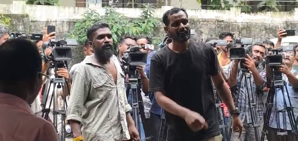 വേടനെ പുറത്തിറക്കണമെന്ന് ആവശ്യം; തൃക്കാക്കര പൊലീസ് സ്റ്റേഷന് മുന്നില്‍ യുവാക്കളുടെ പരാക്രമം