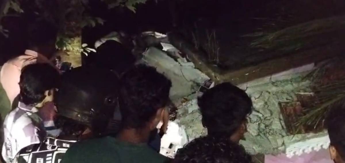അടിമാലി ദേശീയപാതയ്ക്ക് സമീപം മണ്ണിടിച്ചിൽ; ഒരു കുടുംബം മണ്ണിനടിയിൽ കുടുങ്ങി; രക്ഷാപ്രവർത്തനം പുരോഗമിക്കുന്നു