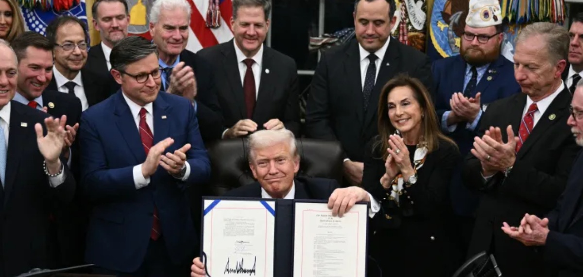 43 ദിവസത്തെ സ്തംഭനാവസ്ഥയ്ക്ക് വിരാമം; ട്രംപ് ഒപ്പുവെച്ചു, അമേരിക്കയില്‍ ഷട്ട്ഡൗണ്‍ അവസാനിച്ചു