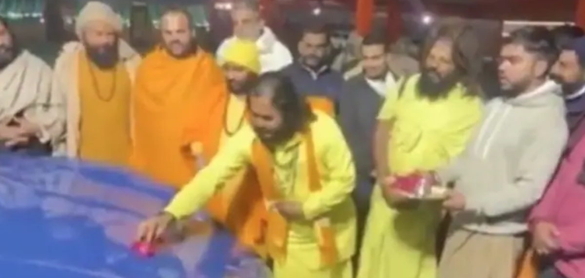 മാഘ മേളയില്‍ രണ്ട് കോടി രൂപയുടെ പോര്‍ഷെ കാര്‍ ഓടിച്ച് ആത്മീയ നേതാവ്; ഇവയെല്ലാം യോഗികള്‍ക്കുള്ളതെന്ന് പ്രതികരണം