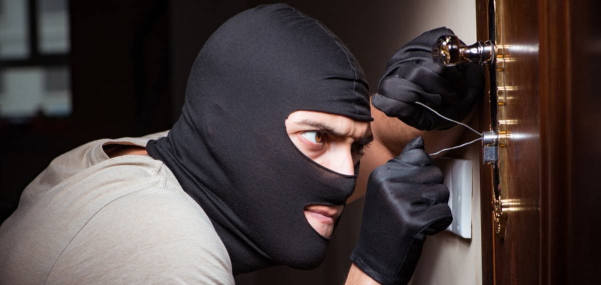 ഒറ്റപ്പാലത്ത് വീട് തകര്ത്ത് വയോധികയുടെ മാല മോഷ്ടിച്ചു; മോഷ്ടാവ് ഓടിമറിഞ്ഞു