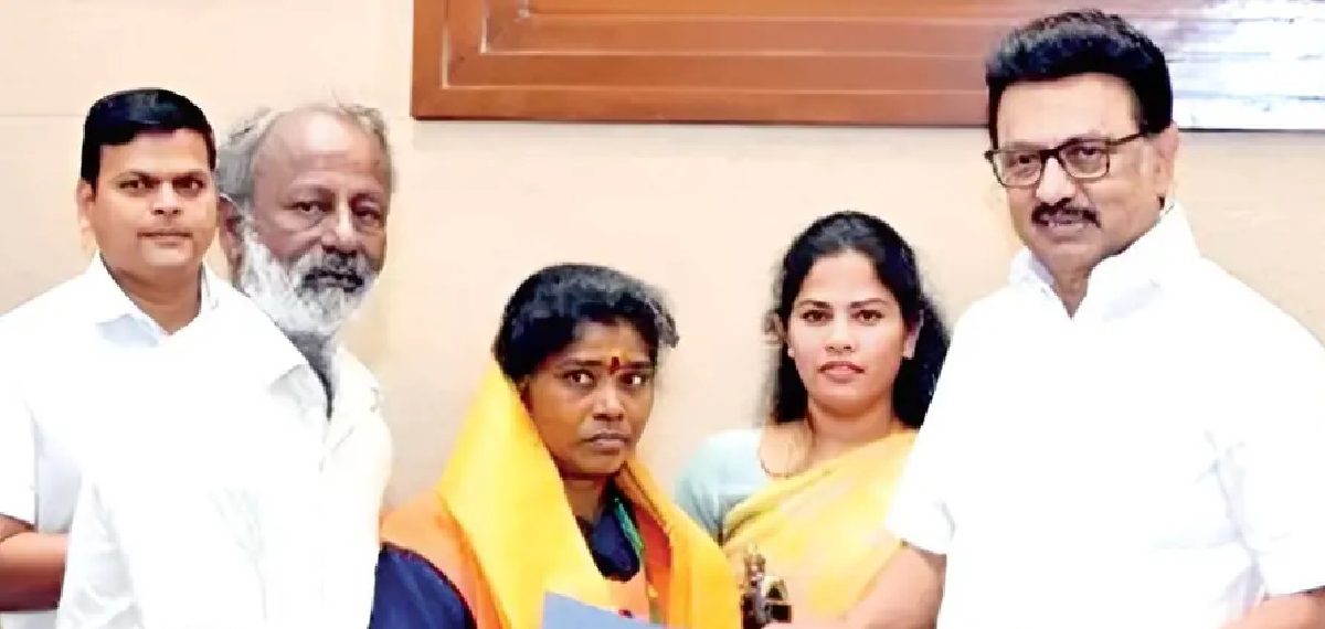 കളഞ്ഞു കിട്ടിയ 45 പവൻ പൊലീസിൽ ഏൽപ്പിച്ച് ശുചികരണ തൊഴിലാളി: ഒരുലക്ഷം രൂപ സമ്മാനിച്ച് എം കെ സ്റ്റാലിൻ