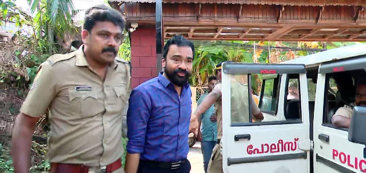 മോന്സന് മാവുങ്കലിന്റെ വീട്ടില് മോഷണം; 20 കോടിയുടെ വസ്തുക്കള് പോയെന്ന് പരാതി