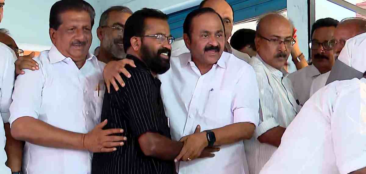 സിപിഐഎം മുന്‍ ബ്രാഞ്ച് സെക്രട്ടറി ഇ കെ രാജന്‍ കോണ്‍ഗ്രസില്‍