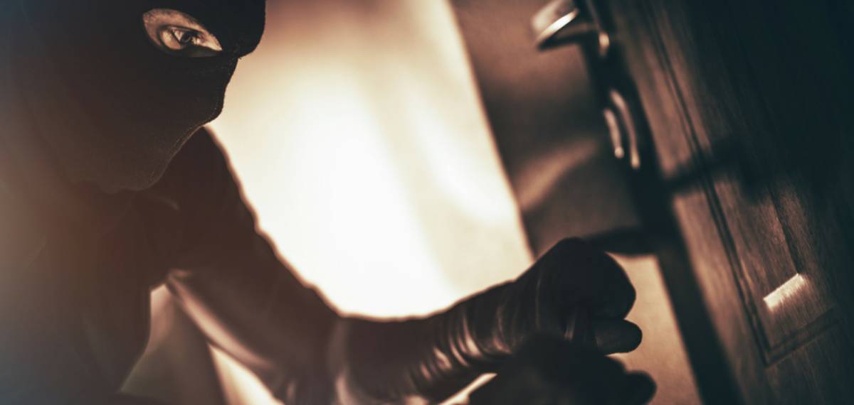 കോർപ്പറേഷൻ ജീവനക്കാരെന്ന് തെറ്റിദ്ധരിപ്പിച്ച് വീട്ടിലെത്തി; വയോധികയുടെ 10 ലക്ഷം രൂപയുടെ സ്വർണാഭരണങ്ങൾ കവർന്നു