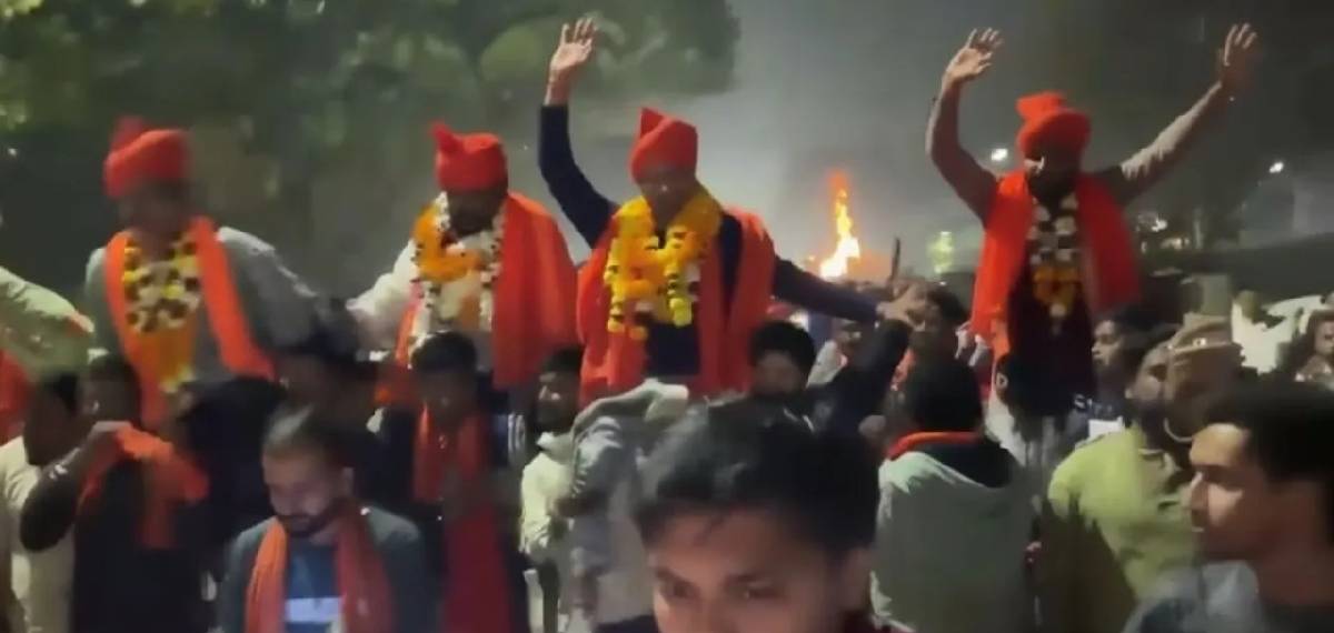 മാളിലെ ക്രിസ്മസ് അലങ്കാരങ്ങൾ അടിച്ച് തകർത്ത ബജ്റംഗ്ദൾ പ്രവർത്തകർക്ക് ജാമ്യം; മാലയിട്ട് സ്വീകരിച്ച് പ്രവർത്തകർ