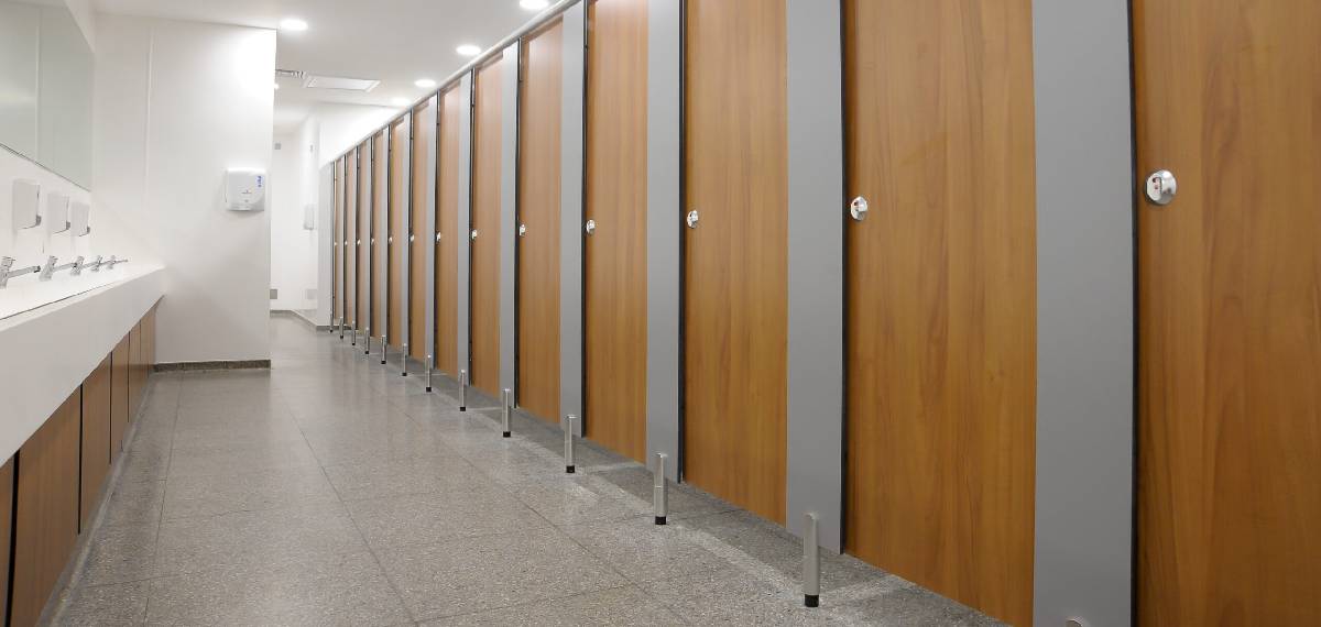 Public toilet doors don't touch the floor