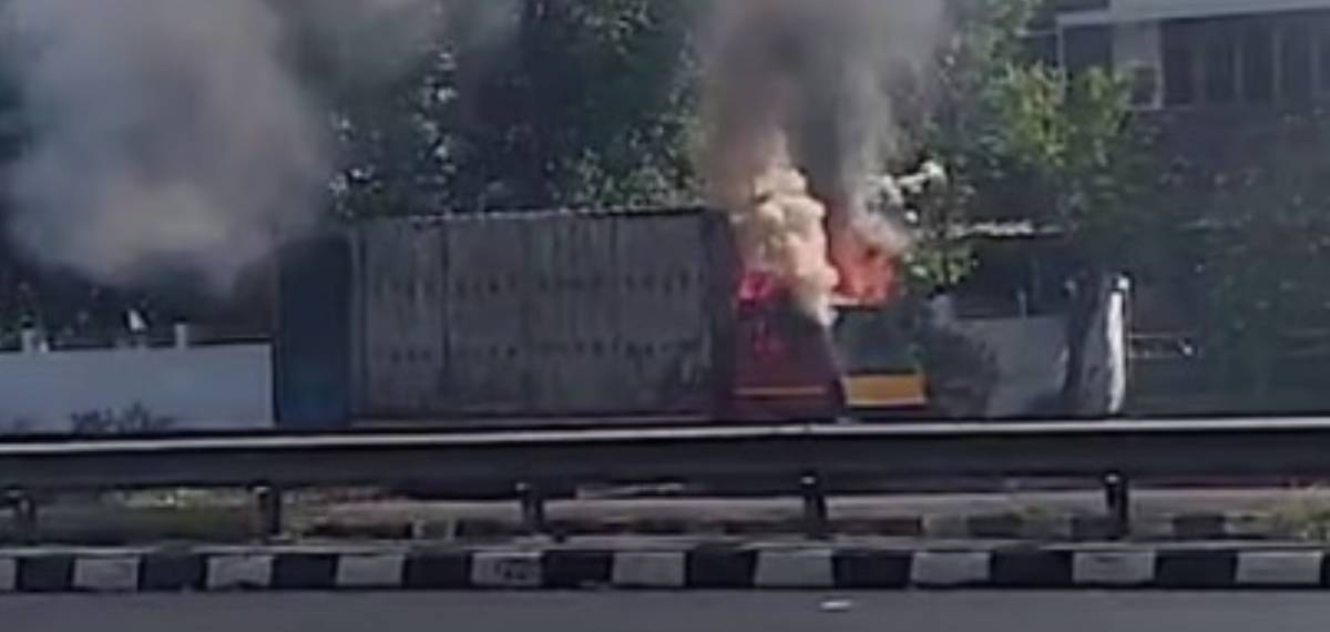 ഓണ്ലൈനില് പടക്കം ഓര്ഡര് ചെയ്തു; പാഴ്സലുമായി സഞ്ചരിച്ച ലോറി തൃശൂരില് കത്തിയമര്ന്നു