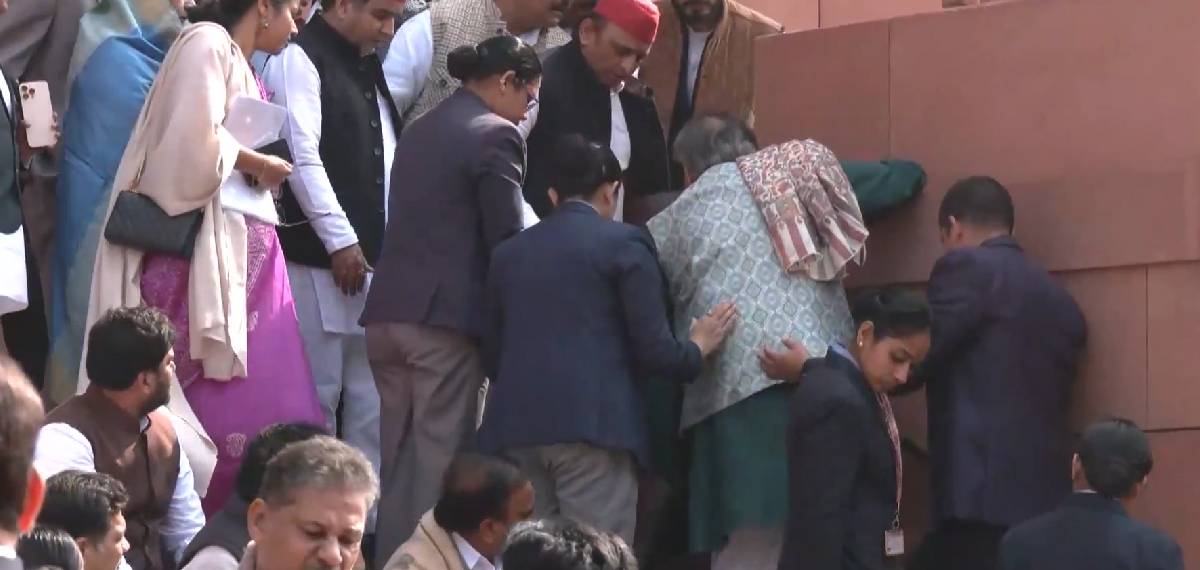 പാർലമെന്‍റിന്‍റെ പടിക്കെട്ടിൽ തെന്നി വീണ് ശശി തരൂർ എംപി