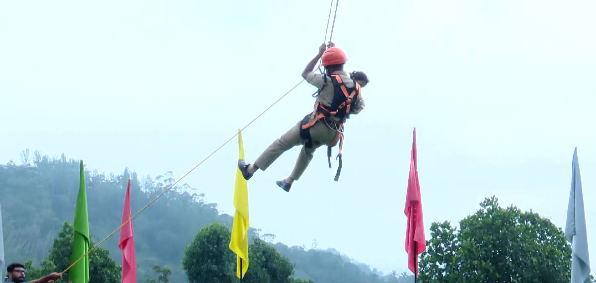 'ആശങ്കപ്പെടേണ്ട സാഹചര്യമുണ്ടായിരുന്നില്ല'; ഇടുക്കിയിൽ സ്കൈ ഡൈനിങിൽ കുടുങ്ങിയ അഞ്ച് പേരെയും രക്ഷപ്പെടുത്തി