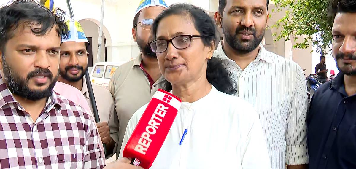 കോർപ്പറേഷൻ ഇരുമുന്നണികളും ചേർന്ന് കട്ടുമുടിക്കുന്നു; കോഴിക്കോട് കോൺഗ്രസ് കൗണ്‍സിലര്‍ ആംആദ്മിയിൽ ചേർന്നു