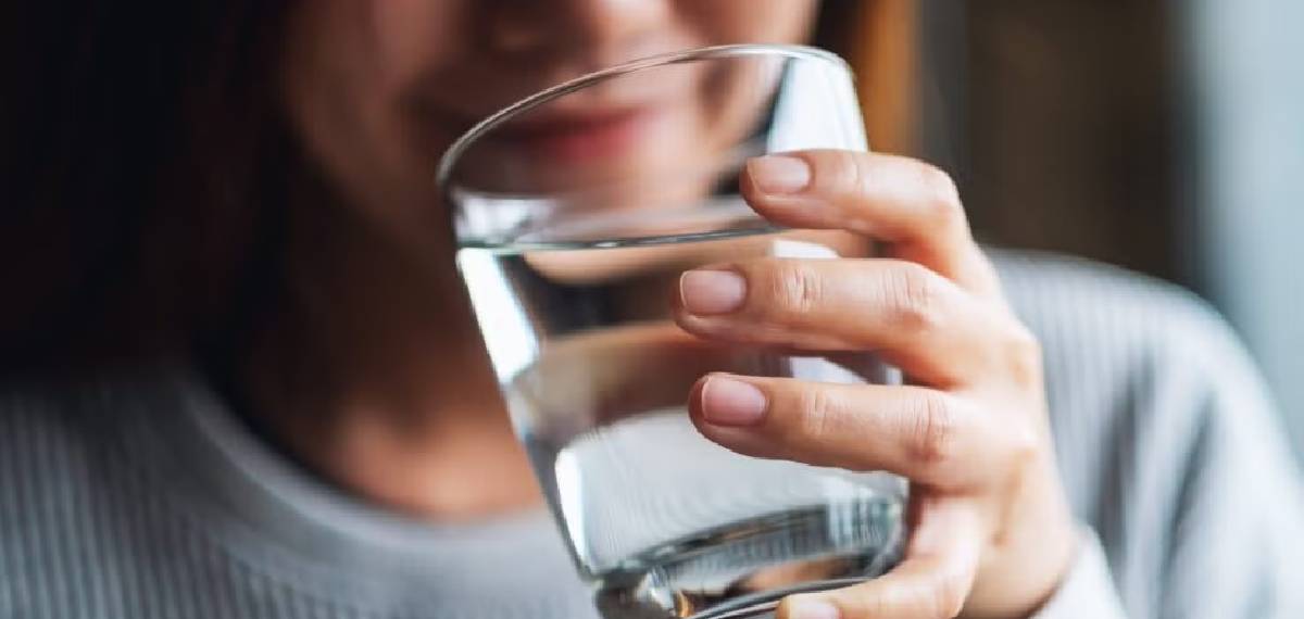 പച്ചവെള്ളം ചവച്ച് കുടിക്കുന്നവരാണോ?; വെള്ളം 'ചവച്ചരച്ച്' കുടിച്ചാല്‍ എന്ത് സംഭവിക്കും എന്നറിയേണ്ടേ?