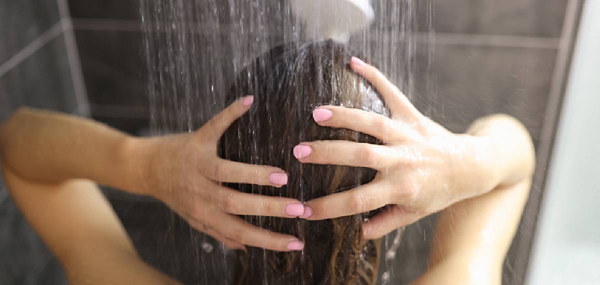Showering helps to remove the dirt, sweat and oil from our skin. This can accumulate throughout the day, along with pollutants, dust and pollen from the environment.