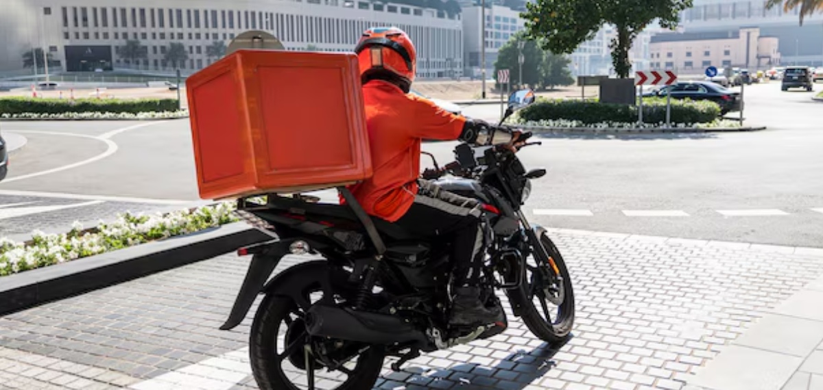 'ഹൈവേയിലെ ഹൃദയമുള്ളവർ'! UAEയിൽ ബൈക്കിൽ നിന്നും നടുറോഡിലേക്ക് വീണ് ഫുഡ് ഡെലിവറി ബോയ്! പിന്നീട് സംഭവിച്ചത്