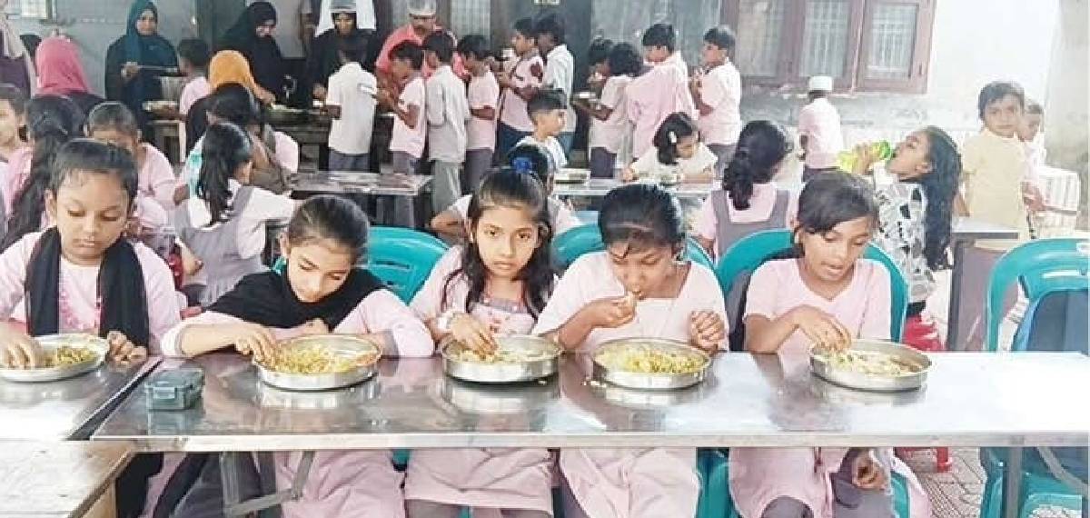 സ്കൂളില്‍ ഉച്ചയൂണിന് പകരം 'ചിക്കന്‍മന്തി'; അധ്യാപകരും പിടിഎയും ഒരുമിച്ചപ്പോള്‍ കുട്ടികള്‍ക്കൊരു സര്‍പ്രൈസ്
