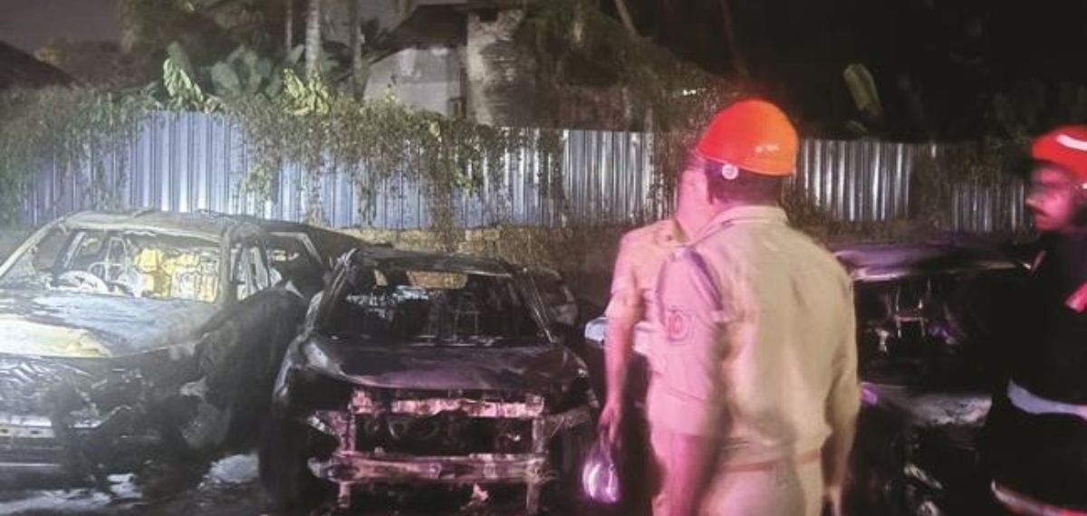 മാരുതി ഷോറൂമിലെ കാറുകൾ കത്തിയ സംഭവം; തീയിടുന്ന ദ്യശ്യങ്ങൾ പുറത്ത്