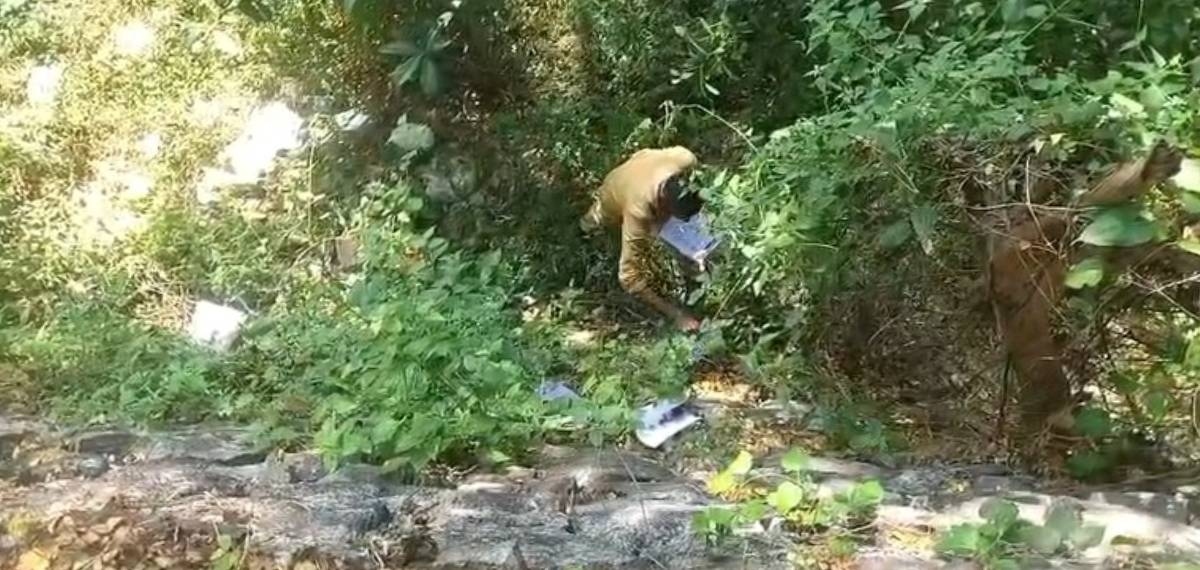 പട്ടികവര്‍ഗ വിദ്യാര്‍ത്ഥികളുടെ അപേക്ഷകള്‍ കുറ്റിക്കാട്ടില്‍ ഉപേക്ഷിച്ച സംഭവം; കാരണം കാണിക്കല്‍ നോട്ടീസ്