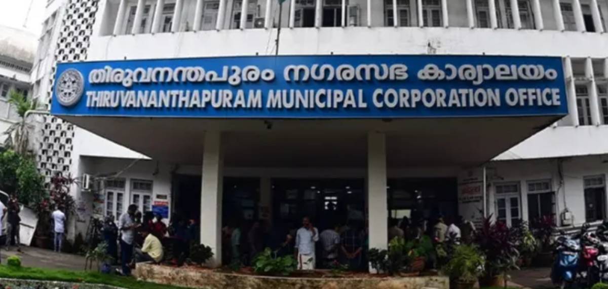 അനുമതിയില്ലാതെ ബിജെപി സ്ഥാപിച്ച ഫ്‌ളക്സ് ബോർഡുകൾക്ക് ഫൈന്‍ ഈടാക്കിയ സംഭവം; റവന്യൂ ഓഫീസര്‍ക്കെതിരെ നടപടി