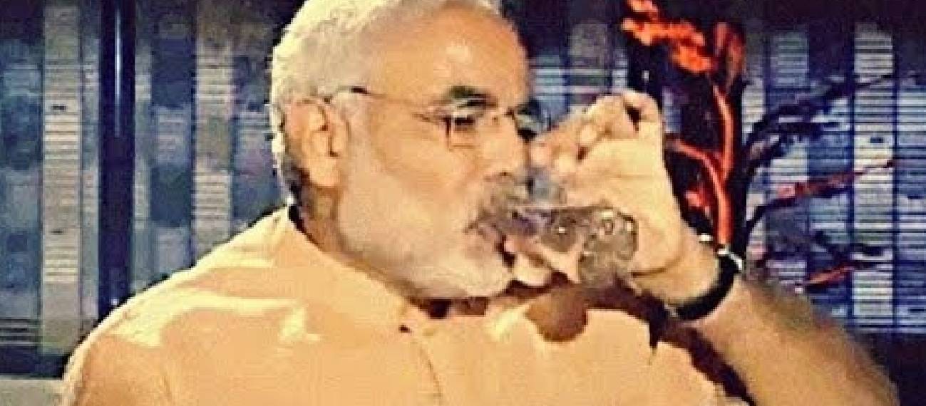 embarrassed and nervous Modi walks out of Karan Thapar show, saying 'dosti bani rahe