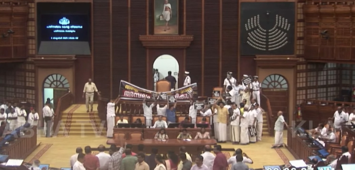 'അയ്യപ്പന്റെ സ്വര്‍ണം കട്ടവര്‍ അമ്പലം വിഴുങ്ങികൾ'; സ്വര്‍ണപ്പാളിയിൽ സഭയില്‍ പ്രതിപക്ഷം നടുത്തളത്തില്‍