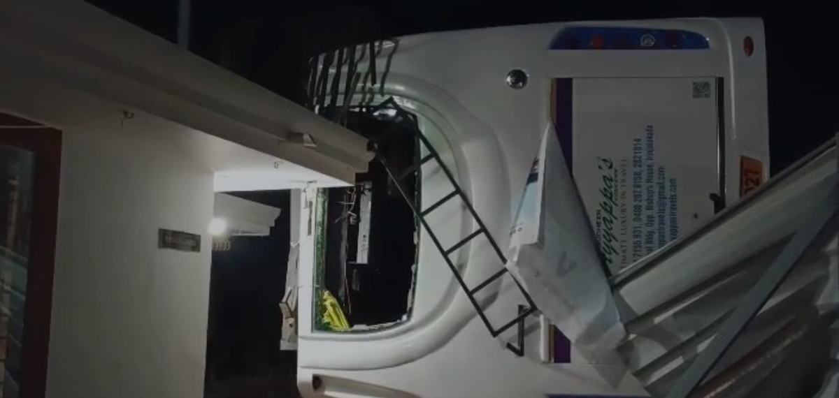 തിരുവനന്തപുരം കല്ലമ്പലത്ത് ടൂറിസ്റ്റ് ബസ് മറിഞ്ഞ് അപകടം; 17 വിദ്യാർത്ഥികൾക്ക് പരിക്ക്, രണ്ട് പേരുടെ നില ഗുരുതര