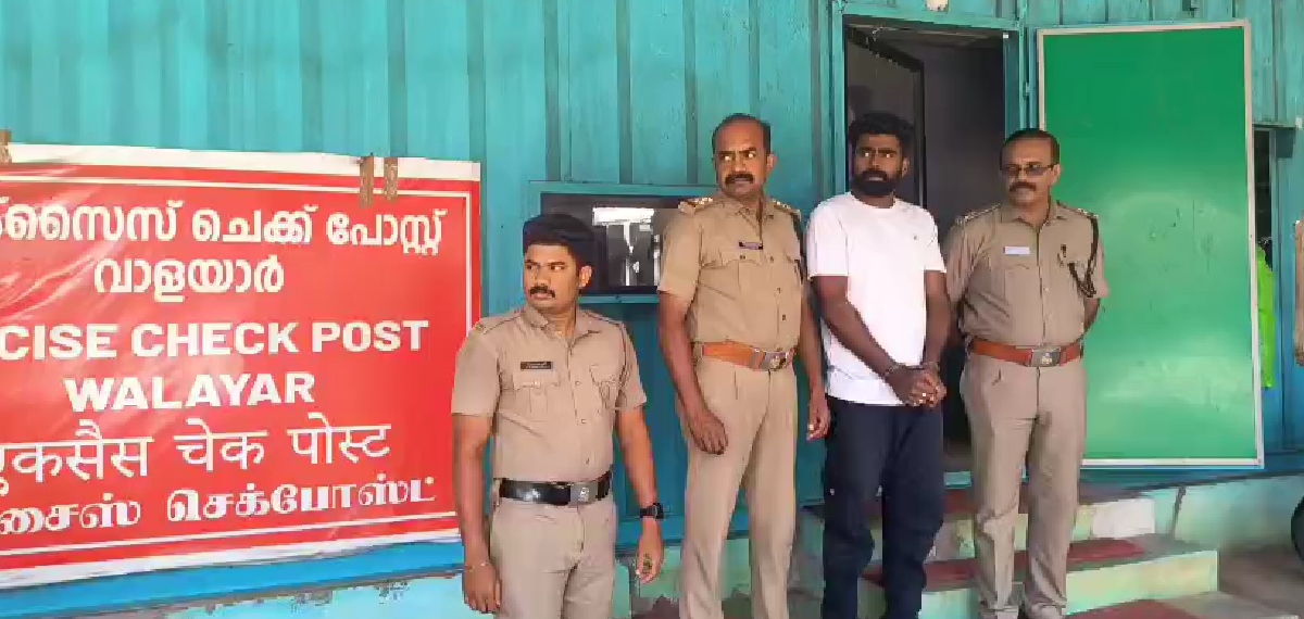 കെഎസ്ആർടിസി ബസിൽ ലഹരി കടത്ത്; വാളയാറിൽ 20 ലക്ഷം രൂപ വില മതിക്കുന്ന മെത്താഫിറ്റമിനുമായി യുവാവ് പിടിയിൽ
