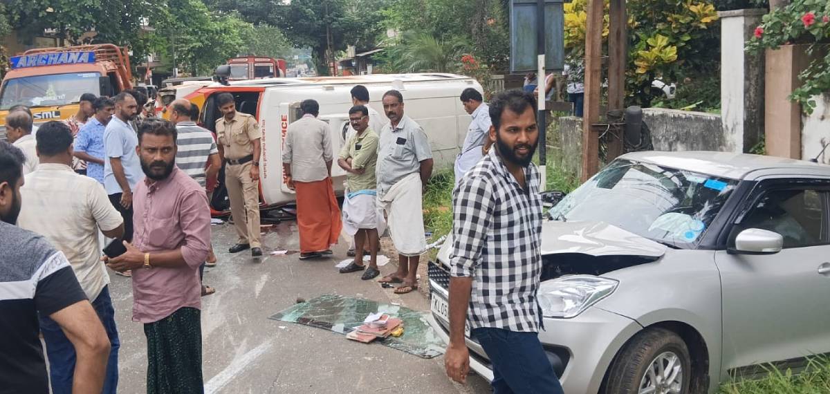ആംബുലന്‍സില്‍ കാര്‍ ഇടിച്ചുമറിഞ്ഞ് അപകടം; നഴ്‌സിന് ദാരുണാന്ത്യം