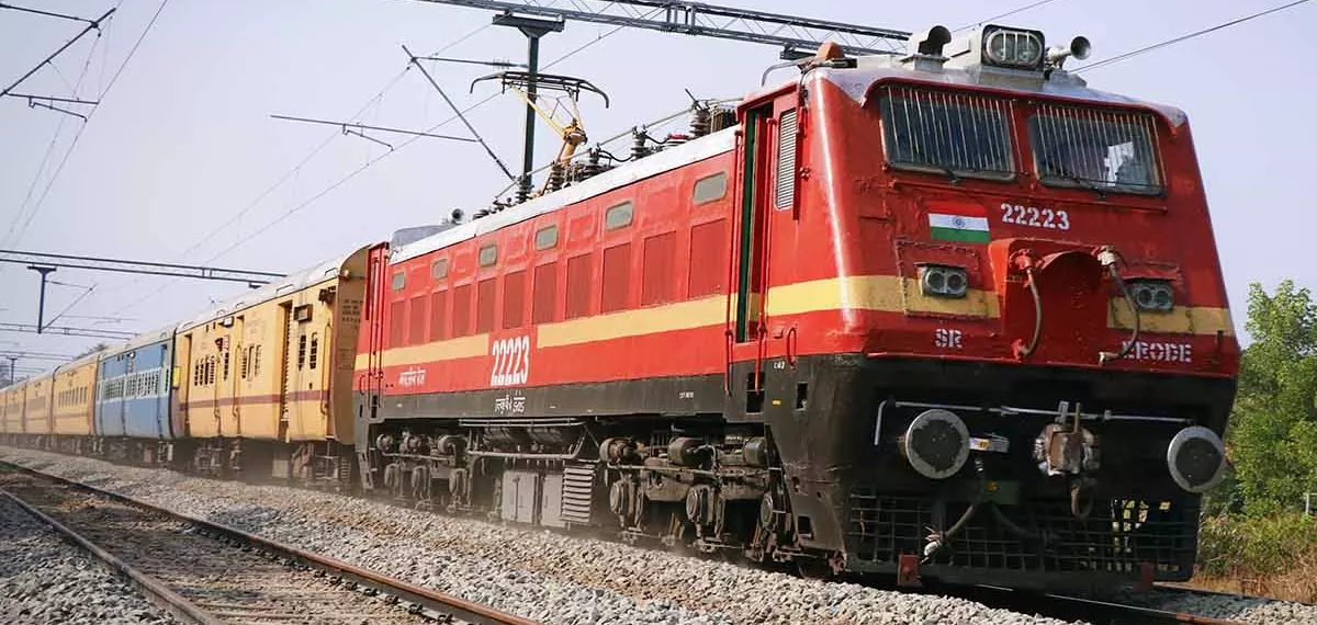 എറണാകുളത്ത് ട്രെയിനിൽ യുവതിയെ മരിച്ച നിലയിൽ കണ്ടെത്തി; സംഭവത്തെ തുടർന്ന് ട്രെയിനുകൾ വൈകി ഓടുന്നു