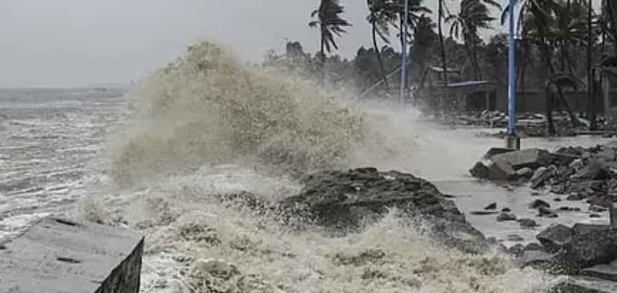 കനത്ത മഴയും കാറ്റും തിരമാലയും, ഡിറ്റ്‌വ ഇന്ത്യൻ തീരം തൊട്ടു; തമിഴ്‌നാട്ടിൽ റെഡ് അലർട്ട്