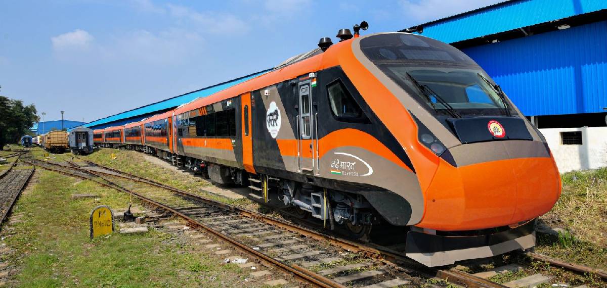 സൂപ്പർ ഹിറ്റായി എറണാകുളം-ബെംഗളൂരു വന്ദേഭാരത്: ആദ്യ മാസ യാത്രക്കാരുടെ കണക്ക് പുറത്തുവിട്ട് റെയില്‍വെ